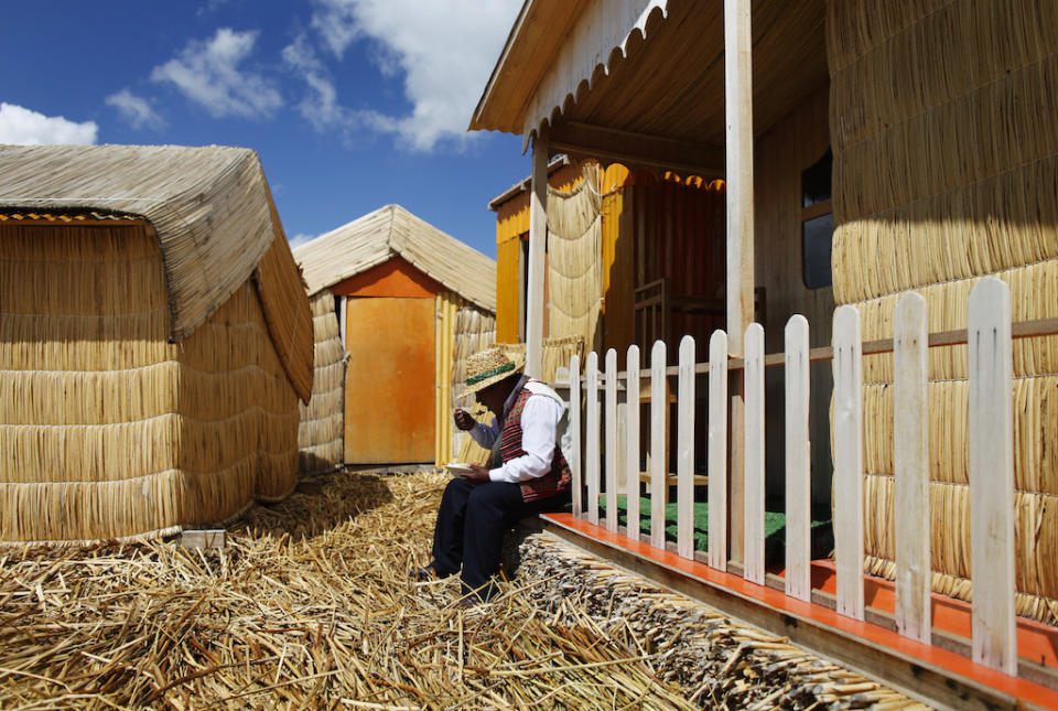 Las islas de Uros son unos 70 islotes artificiales construidos con la paja de un tipo de junco llamado totora, una planta acuática de tallos flexibles y cilíndricos. En cada isla se construyen entre cinco y siete viviendas rectangulares, de una sola pieza, donde convive una familia uro, un pueblo ancestral que se refugió hace siglos en el Titicaca, el lago navegable más alto del mundo ubicado entre Perú y Bolivia, para protegerse de los colonizadores incas y españoles. (REUTERS/Enrique Castro-Mendivil)