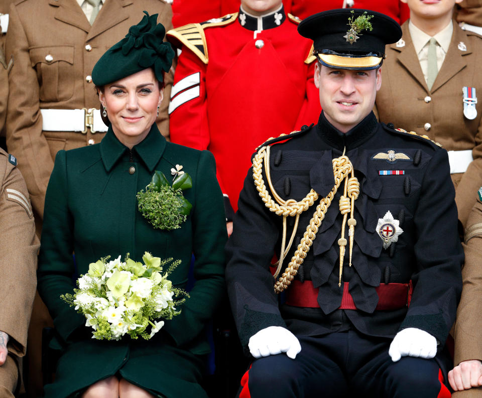 The Duke and Duchess of Cambridge posing for a regiment photo.&nbsp; (Photo: Max Mumby/Indigo via Getty Images)