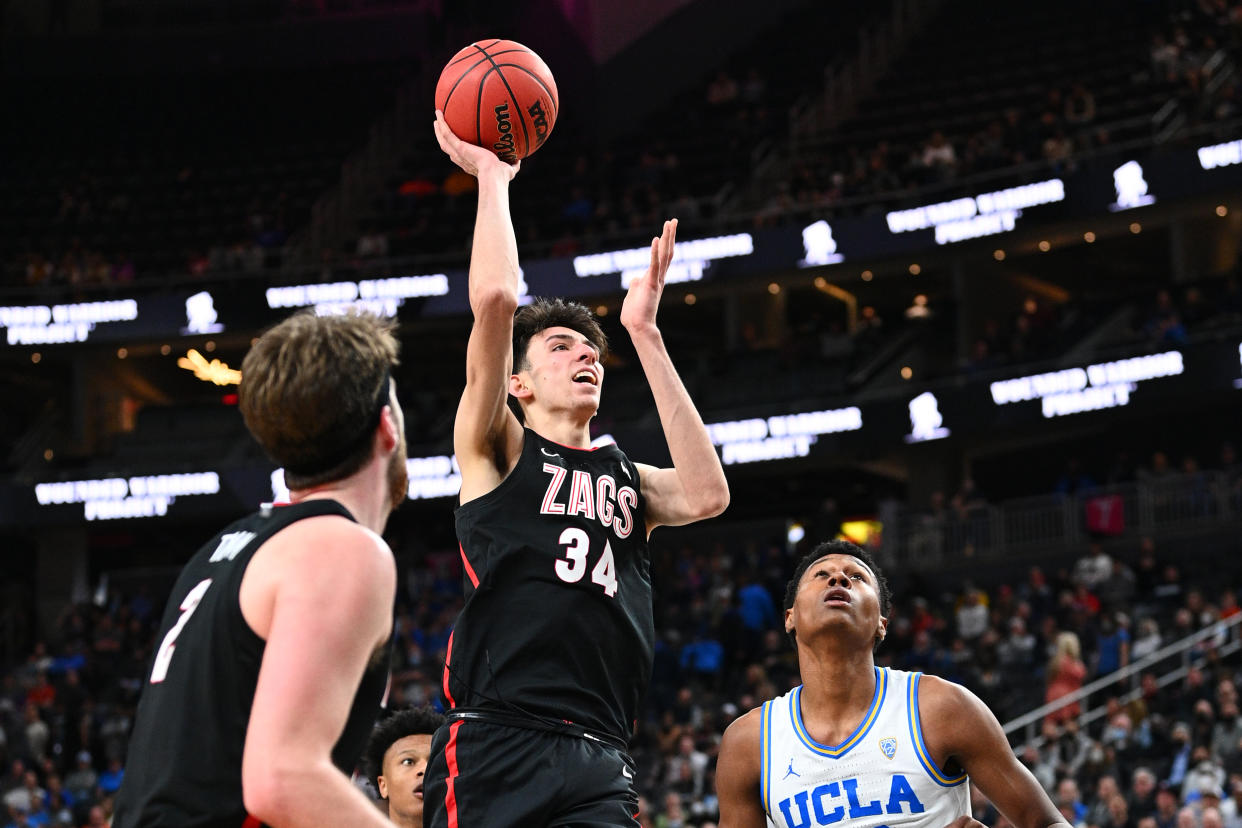 Gonzaga forward Chet Holmgren (34) helped the Bulldogs to a dominant win over UCLA. (Photo by Brian Rothmuller/Icon Sportswire via Getty Images)