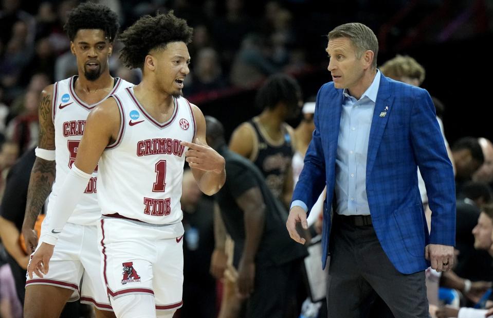 Mark Sears (left) talks with coach Nate Oats during the team's first-round NCAA Tournament win over College of Charleston.