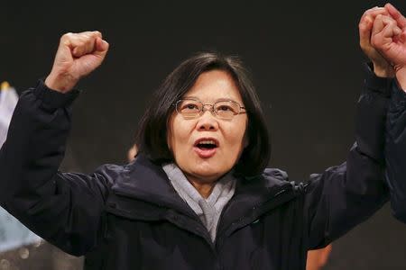 Taiwan's Democratic Progressive Party (DPP) Chairperson and presidential candidate Tsai Ing-wen greets supporters during a campaigning rally in Hsinchu, Taiwan January 14, 2016. REUTERS/Damir Sagolj