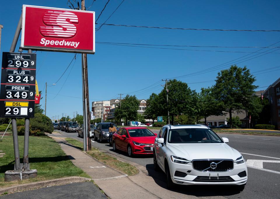 Motorists line up for fuel at one of the few remaining gas stations that still has fuel in Arlington, Virginia, on May 13, 2021. The Colonial Pipeline network shut down by a cyber attack said it has resumed fuel deliveries, but gas stations up and down the East Coast were still facing shortages after a wave of panic buying. (Photo by Andrew CABALLERO-REYNOLDS / AFP) 