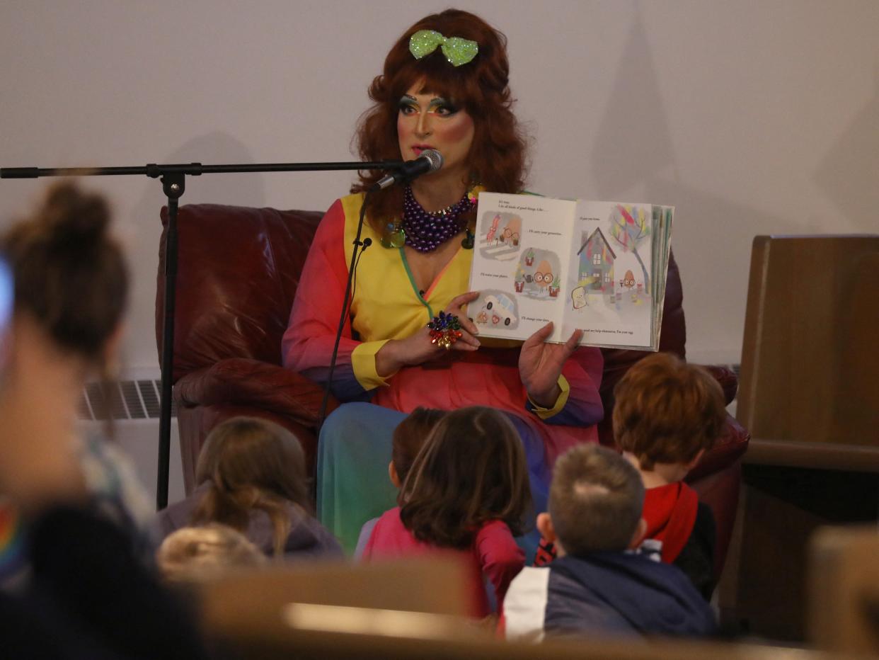 Drag performer Veranda L'Ni reads to children during a Drag Show Story Hour at the Community Church of Chesterland in Ohio on April 1, 2023.