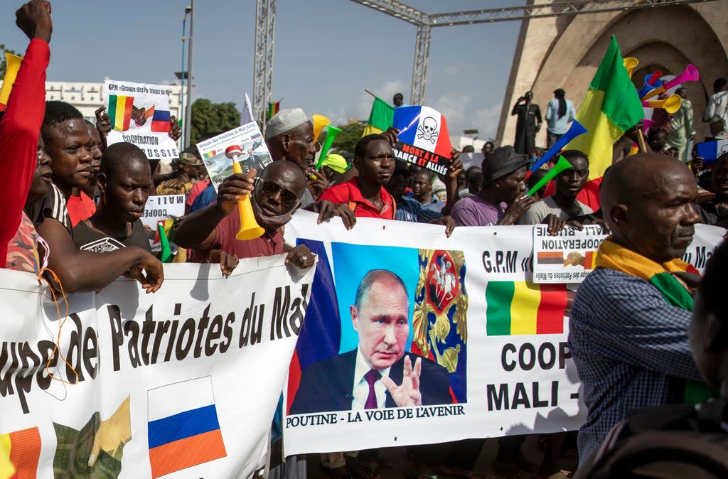 Malians demonstrate against France and in support of Russia on the 60th anniversary of the independence (AP)