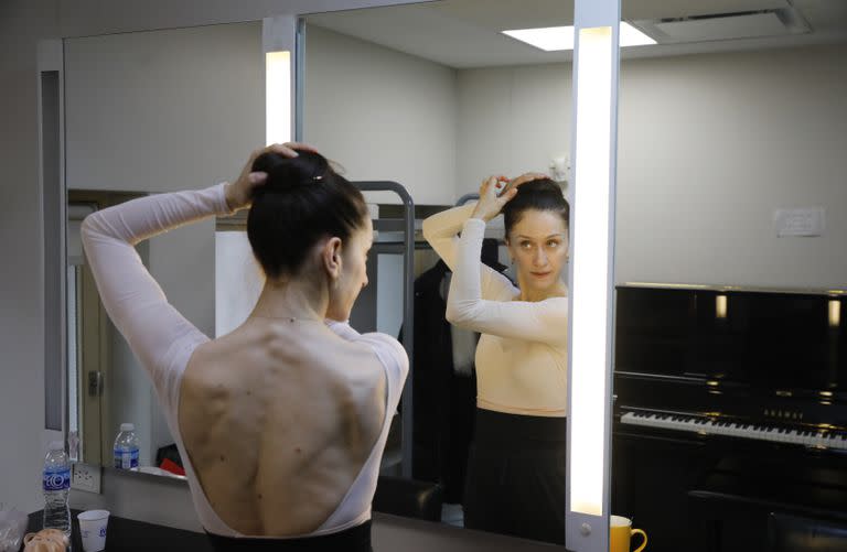 En la intimidad del camarín N° 9 Marianela se prepara para un ensayo con el Ballet Estable, con el que bailará este fin de semana y el próximo martes