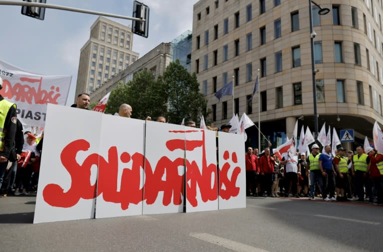 Tausende polnische Landwirte haben in Warschau gegen die Umweltpolitik der EU protestiert. Die ehemalige Regierungspartei PiS sowie die Gewerkschaft Solidarnosc hatten zu einer Demonstration unter dem Motto "Nieder mit dem Green Deal" aufgerufen. (Wojtek Radwanski)