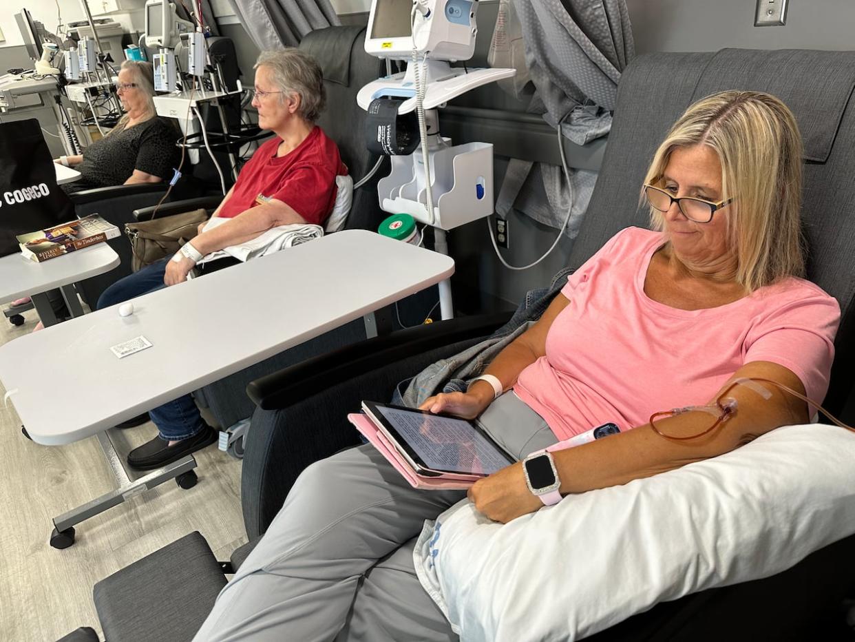 Patients receive chemotherapy or immunotherapy treatment at a new Erie Shores HealthCare satellite cancer care clinic.  (Dale Molnar/CBC - image credit)