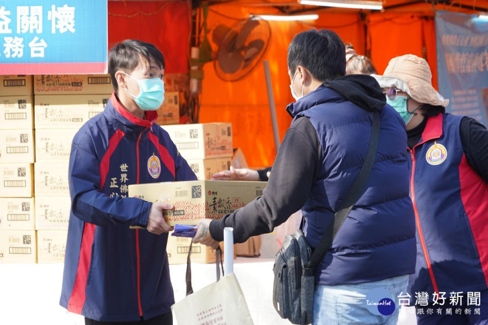 行動佛殿143站台南龍崎，該會募集十方愛心致贈弱勢家庭口罩、酒精、泡麵等愛心物資