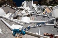 Balcones vacíos en Oia, después del brote de la enfermedad por coronavirus (COVID-19), en la isla de Santorini