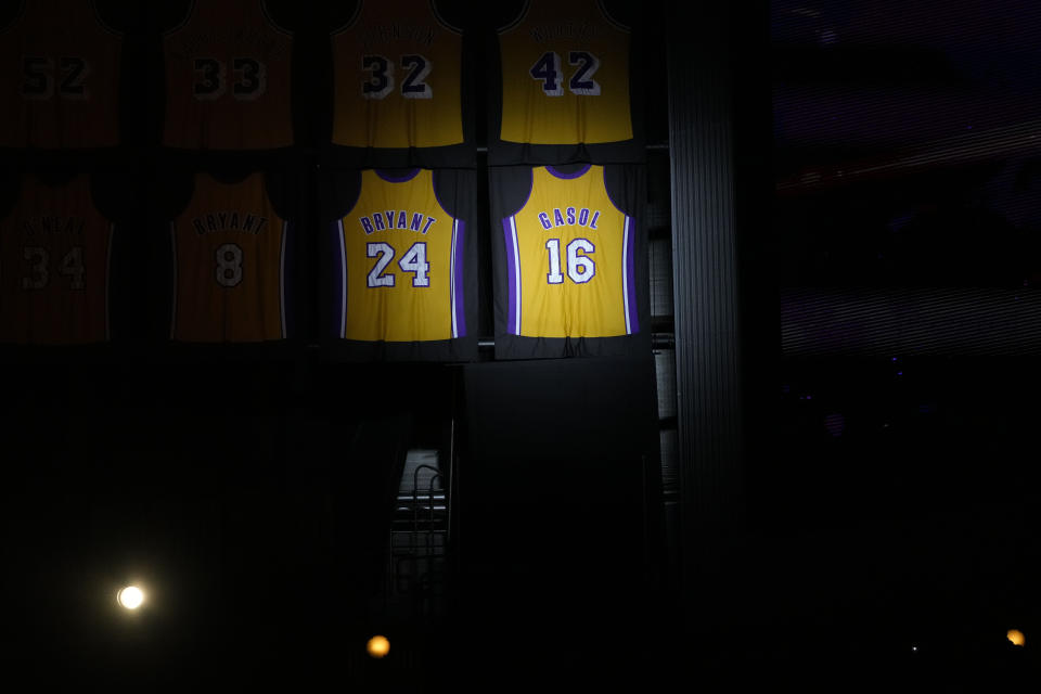 La camiseta retirada del exjugador de los Lakers de Los Ángeles Pau Gasol, colgada junto a la del fallecido Kobe Bryant, durante un juego de la NBA entre los Lakers y los Grizzlies de Memphis, dos de sus exequipos, el 7 de marzo de 2023, en Los Ángeles. (AP Foto/Jae C. Hong)