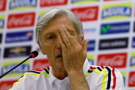 Foto del miércoles del entrenador de Colombia, José Pékerman, en una rueda de prensa en Barranquilla. 31/8/16. Colombia tiene en duda a tres jugadores para el partido contra Venezuela por la eliminatoria sudamericana rumbo al Mundial del 2018, pero confía en recuperarlos y en conseguir una victoria que le permita acomodarse mejor en la tabla de posiciones, dijo el miércoles el técnico José Pékerman. REUTERS/John Vizcaino