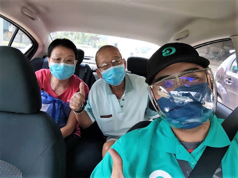 A volunteer driver for GoVax Heroes and the senior citizens who booked their ride to go for vaccination. — Picture courtesy of GoCar Malaysia.