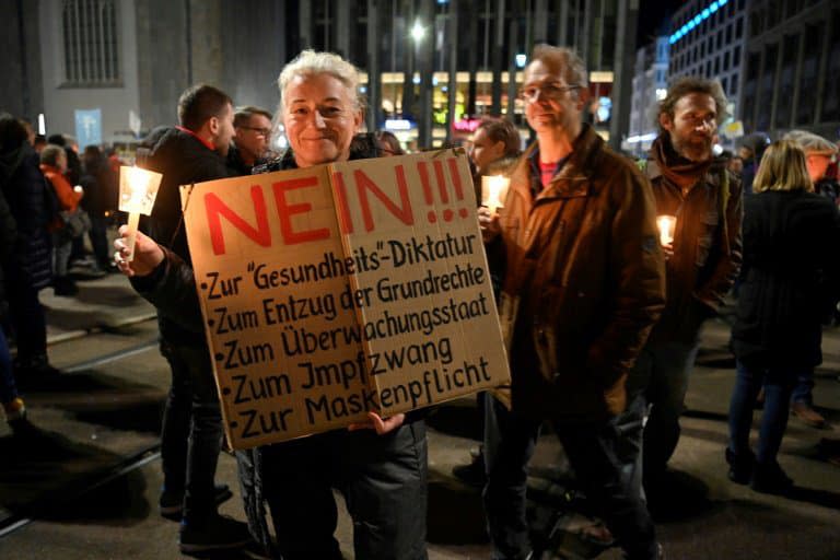 Des manifestants anti-restrictions pour endiguer la nouvelle vague de Covid-19 à Leipzig, Allemagne, le 7 novembre 2020 - John MACDOUGALL © 2019 AFP