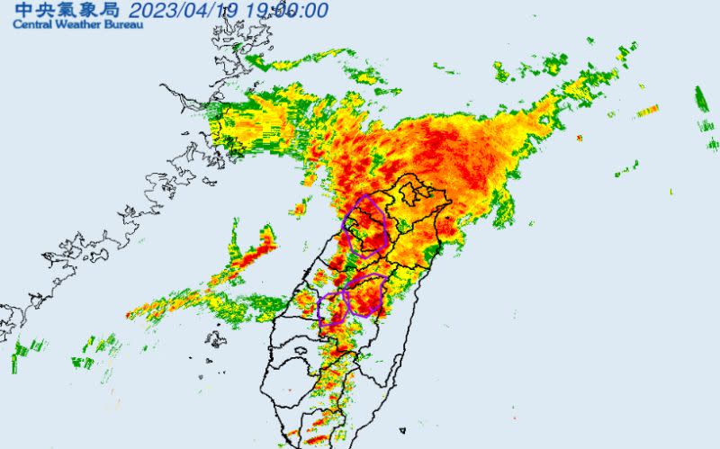 ▲中央氣象局今天（19）清晨針對北部發布豪雨、豪大雨特報，鋒面逐步往中南部移動。（圖／氣象局）