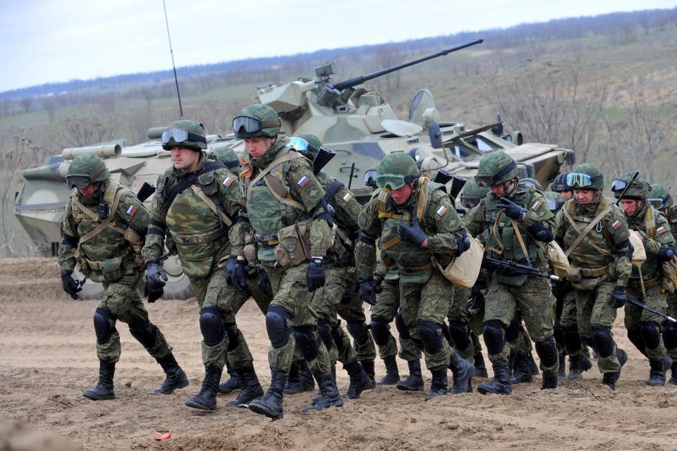 Russische Truppen bei einer Übung im Jahr 2015. - Copyright: SERGEY VENYAVSKY/AFP via Getty Images