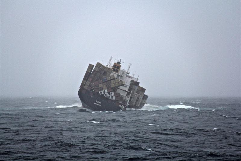 AAP705.- SÍDNEY (AUSTRALIA), 11/10/2011.- Fotografía cedida hoy, miércoles 12 de octubre de 2011, muestra al carguero Rena que naufragó en el arrecife Astrolabe, a unos 12 kilómetros de la ciudad portuaria de Tauranga, en la Isla Norte (N. Zelanda). Las autoridades de Nueva Zelanda calificaron el vertido de combustible del carguero Rena como el mayor desastre ambiental marítimo que ha sufrido el país después de que el barco tuviera hoy una nueva pérdida "importante" de fuel. EFE/TIM JOHNS / NEW ZEALAND DEFENCE FORCE / PROHIBIDO SU USO EN AUSTRALIA Y NUEVA ZELANDA/ SOLO USO EDITORIAL/ NO VENTAS
