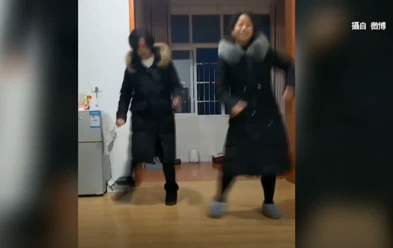 大陸兩名婦人跟著節奏抬腳又揮手，在客廳跳起廣場舞。（圖／翻攝自微博／東森新聞）