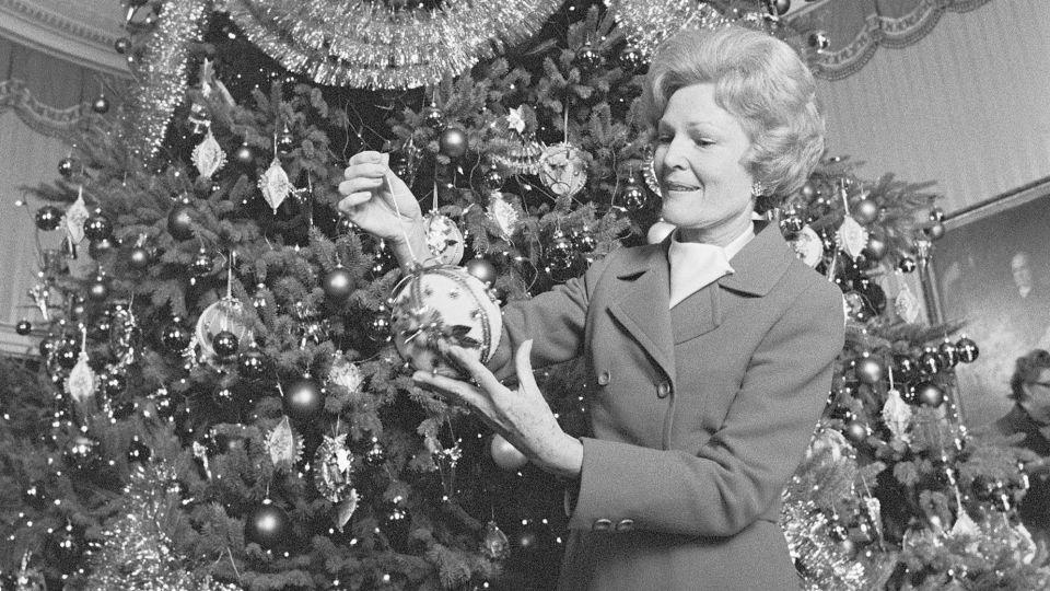 <strong>1970</strong>: Patricia Nixon in front of the White House Christmas tree. - Wally McNamee/Corbis/Getty Images