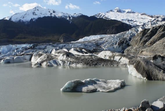 <p>La punta del glaciar Mendenhall en las afueras Juneau, Alaska se ha reducido 550 metros (1.800 pies) 2007 (James Balog/Extreme Ice Survey via AP) </p>