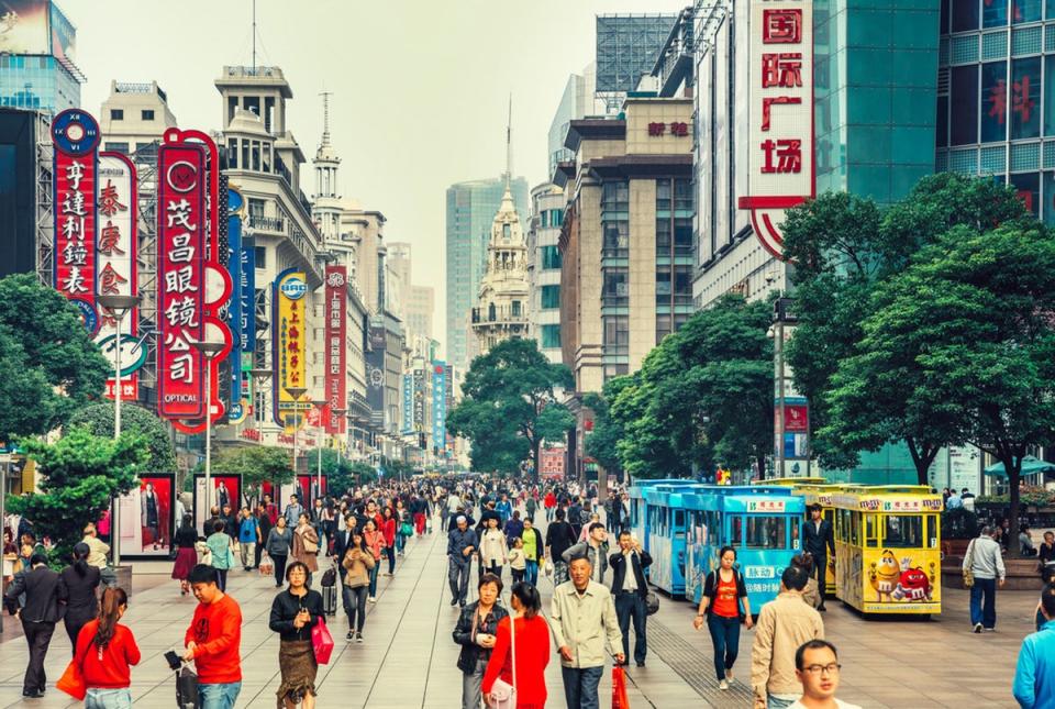 Nanjing Road in the main shopping district (Getty Images/iStockphoto/Nikada)