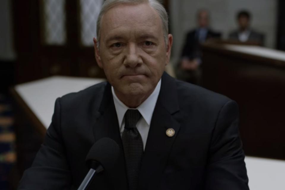 El actor fue acusado de haber abusado sexualmente de un joven cuando la víctima tenía 14 años. Netflix no dudó entonces en echarlo de 'House of Cards' (2013-2017). "No participaremos en ninguna producción que incluya a Kevin Spacey", afirmó la plataforma. También fue despedido de 'Todo el dinero del mundo' (2017). (Foto: Netflix)