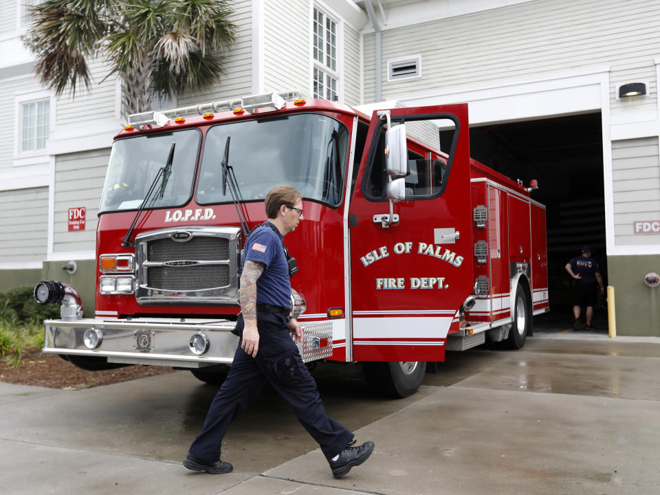 <p>Ein Mitarbeiter des Isle of Palms Fire Department in South Carolina bereitet sich auf eine Rundfahrt durch die Gegend vor, um zu verlautbaren, dass der Gouverneur anordnet, die Stadt zu evakuieren. (Bild: AP Photo/Mic Smith) </p>