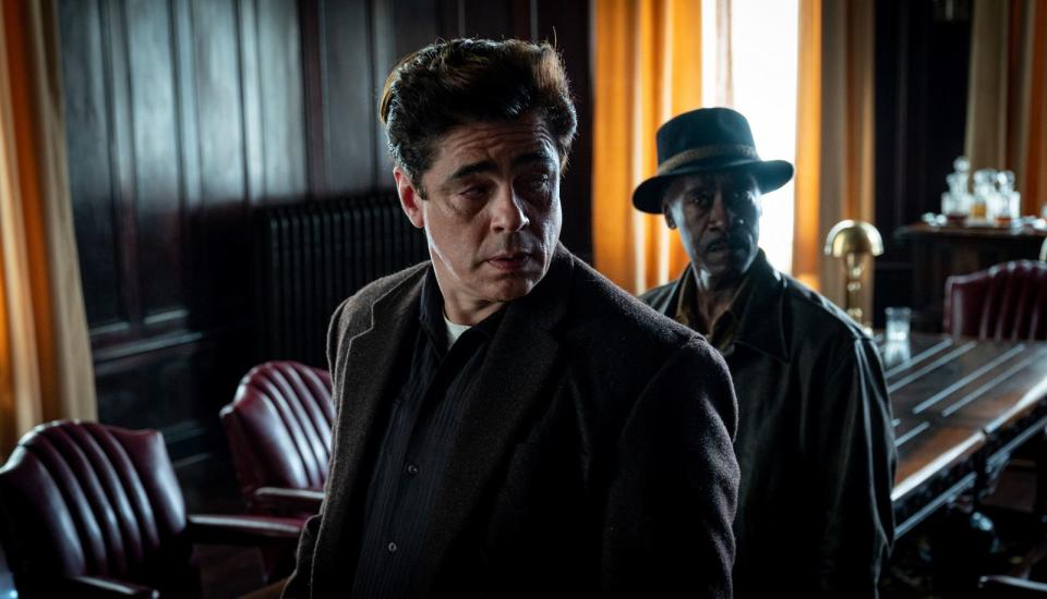 Die Kleinkriminellen Ronald Russo (Benicio del Toro, links) und Curt Goynes (Don Cheadle) verfolgen dasselbe Ziel - oder? (Bild: Warner Bros.)