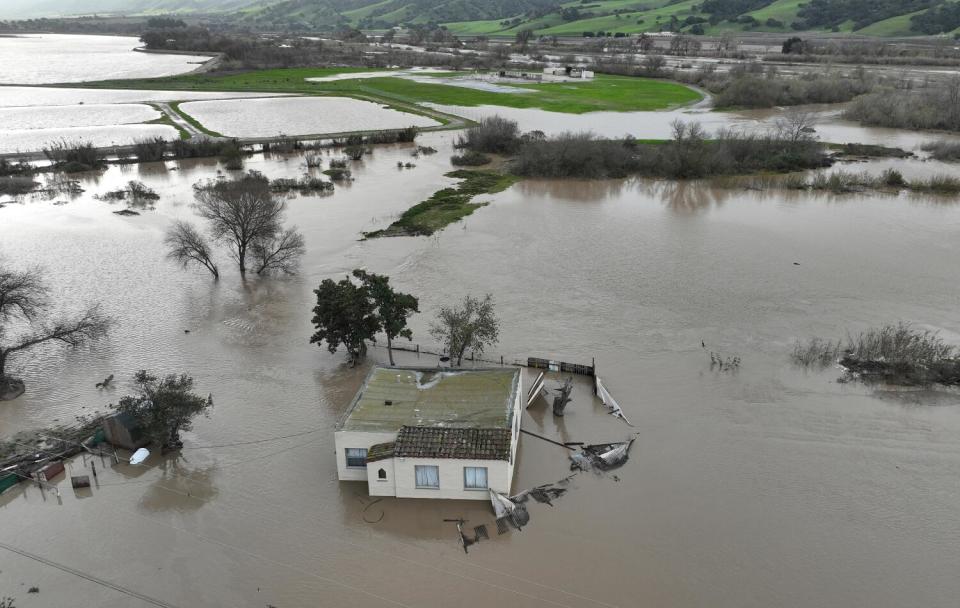 Una casa se ve sumergida en el agua de la inundación como el río Salinas comienza