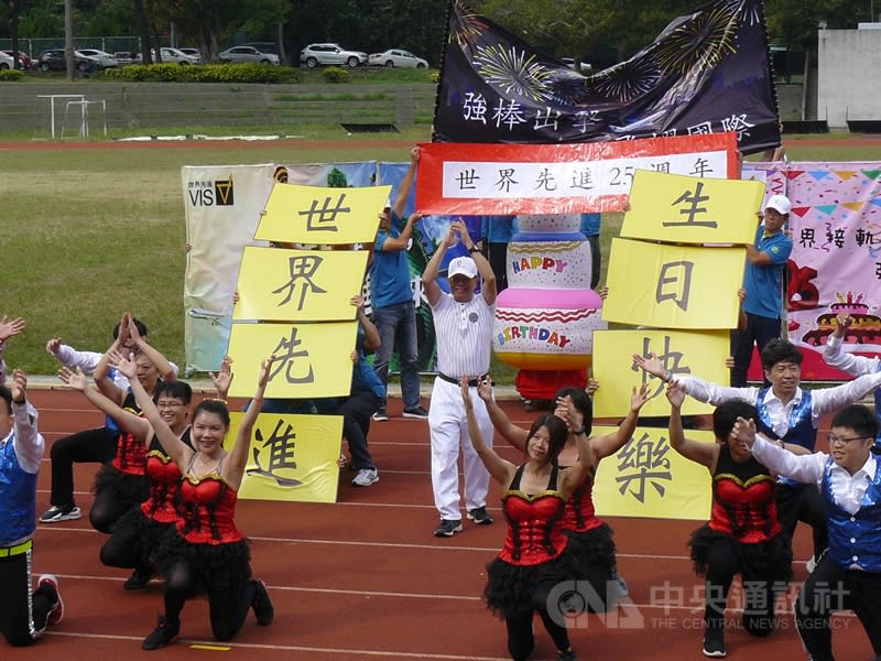 世界先進19日在交通大學舉辦趣味運動家庭日活動，，來自新竹與桃園3個廠區共2000多名員工參加，員工熱力表演，展現活力與創意。（中央社）