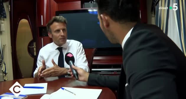 Mohamed Bouhafsi en interview avec Emmanuel Macron, une interview diffusée le 17 juin sur France 5. (Photo: Capture d'écran YouTube France 5)