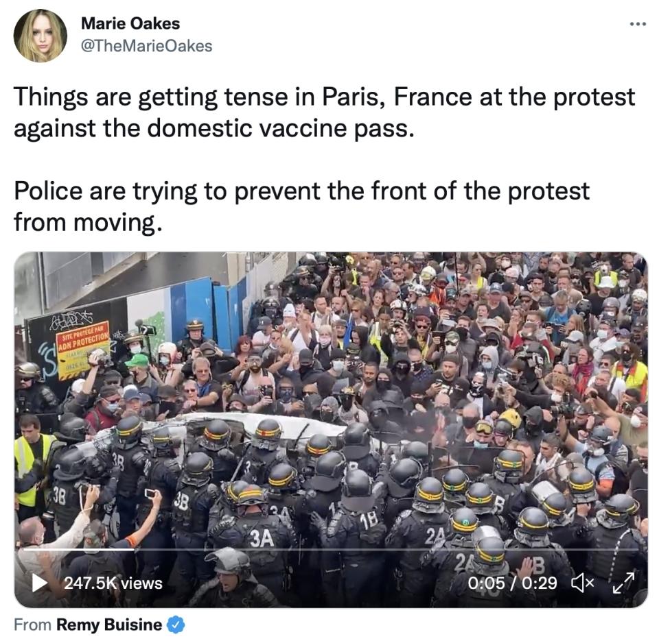 法國巴黎爆發大規模警民衝突。（圖／翻攝自@TheMarieOakes推特）