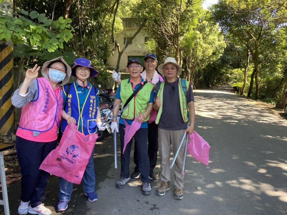 《圖說》參加員眷健行吸收芬多精的同時，亦手持長夾及垃圾袋，沿路清除垃圾，淨化山林，左二為梁國珍副處長。〈台電北西區處提供〉