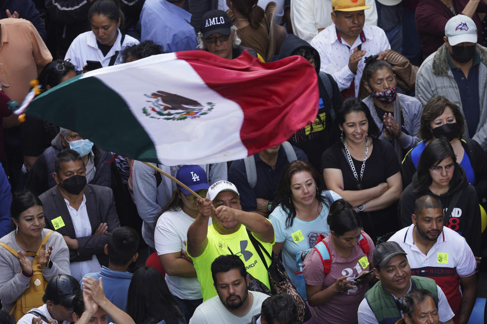 Una multitud de simpatizantes del presidente mexicano Andrés Manuel López Obrador se reúne en la principal plaza de la capital, el Zócalo, el sábado 18 de marzo de 2023, para escuchar el discurso del mandatario con motivo del 85 aniversario de la expropiación de la industria petrolera en el país en 1938. (AP Foto/Marco Ugarte)