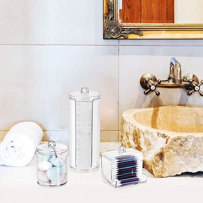 Use this accessories set to organise your bathroom countertop