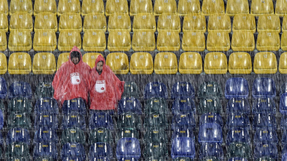 Hinchas de Santa Fe bajo la lluvia