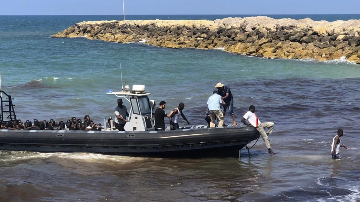 Eine Gruppe afrikanischer Migranten wird von der libyschen Küstenwache an Land gebracht. Foto: Libyan Coast Guard/AP