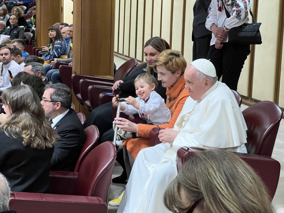 Маленький Святослав грається з папською тростиною перед сеансом 