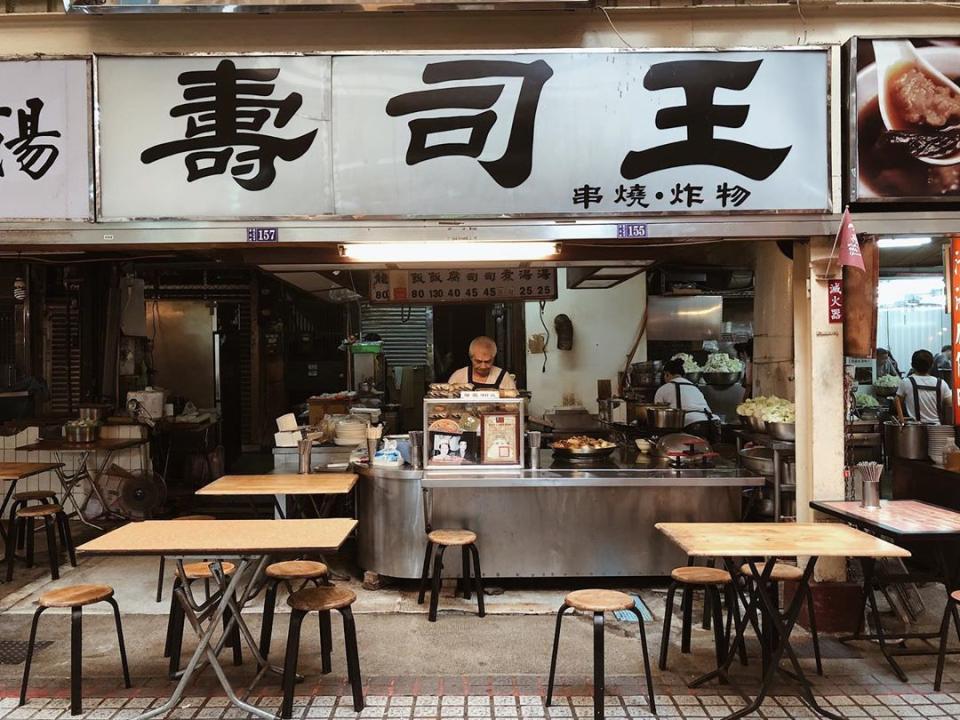 很像日本街頭的關東煮小店風格，老闆認真專注的眼神就像日本職人一般。