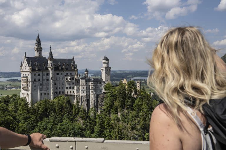 La gente observa el castillo de Neuschwanstein, en Schwangau, Alemania, el jueves 15 de junio de 2023