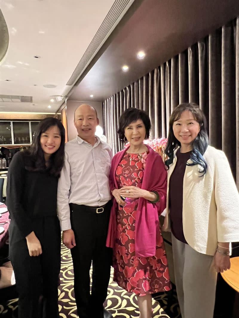 韓國瑜帶太太李佳芬、女兒韓冰，參加白嘉莉生日晚宴。（圖／翻攝白嘉莉臉書）