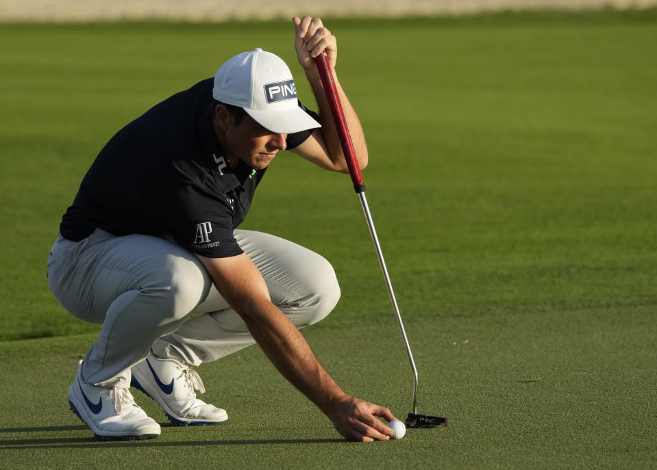 Viktor Hovland, of Norway, lines up a putt on the 17th green during the first round of the Hero World Challenge PGA Tour at the Albany Golf Club, in New Providence, Bahamas, Thursday, Dec. 1, 2022. (AP Photo/Fernando Llano)