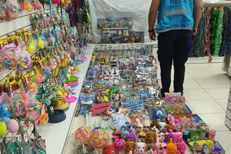 7139 artículos, entre juguetes, peluches, llaveros y cosméticos apócrifos de marcas como Lego, Pop, Minions, no contaban con su sello de seguridad ni datos del importador o el fabricante