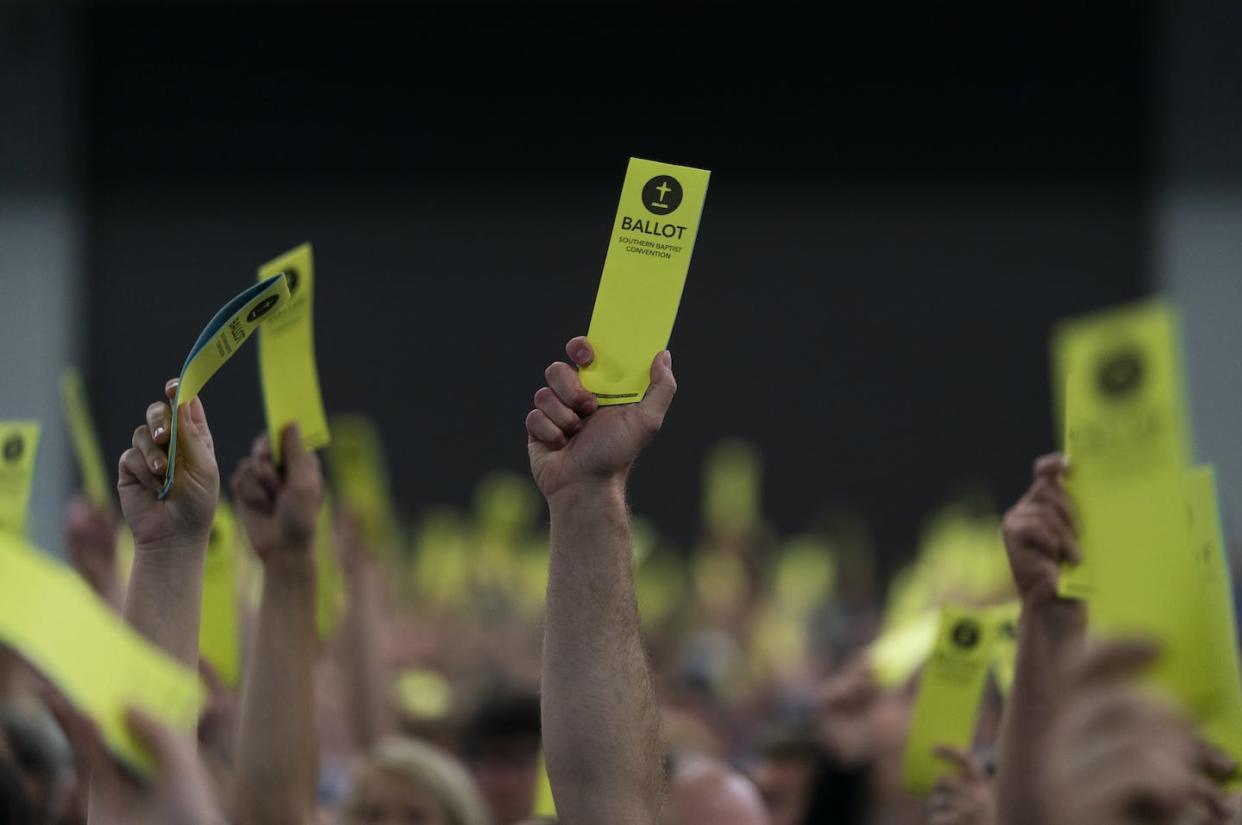 Attendees, or 'messengers,' hold up their ballots during the Southern Baptist Convention's annual meeting in 2022. <a href="https://newsroom.ap.org/detail/SouthernBaptists/07bdeed0c8b743169c3b622f9ba7f96f/photo?Query=%22southern%20baptist%20convention%22&mediaType=photo&sortBy=arrivaldatetime:desc&dateRange=Anytime&totalCount=507&currentItemNo=93" rel="nofollow noopener" target="_blank" data-ylk="slk:AP Photo/Jae C. Hong;elm:context_link;itc:0;sec:content-canvas" class="link ">AP Photo/Jae C. Hong</a>