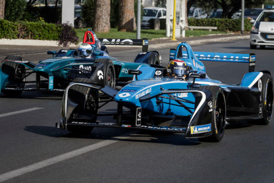 <p>L’azienda emiliana ha messo le mani dappertutto nel motorsport: si occupa ad esempio del “vestito” della Formula E… (Getty Images) </p>