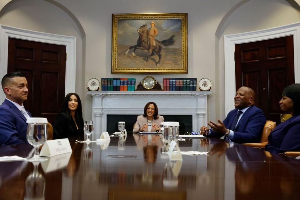 washington, dc april 25 reality television star and businesswoman kim kardashian 2nd l joins vice president kamala harris, white house office of public engagement director steve benjamin 2nd r, jason hernandez and beverly robinson r as they participate in a roundtable discussion on criminal justice reform in the roosevelt room at the white house on april 25, 2024 in washington, dc the meeting included four of the sixteen people who had been convicted of non violent drug offenses in the past and received clemency from president joe biden earlier this week photo by chip somodevillagetty images