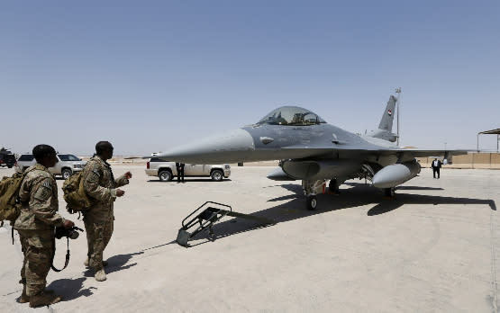 美國空軍在伊拉克基地檢查F-16戰機。路透社
