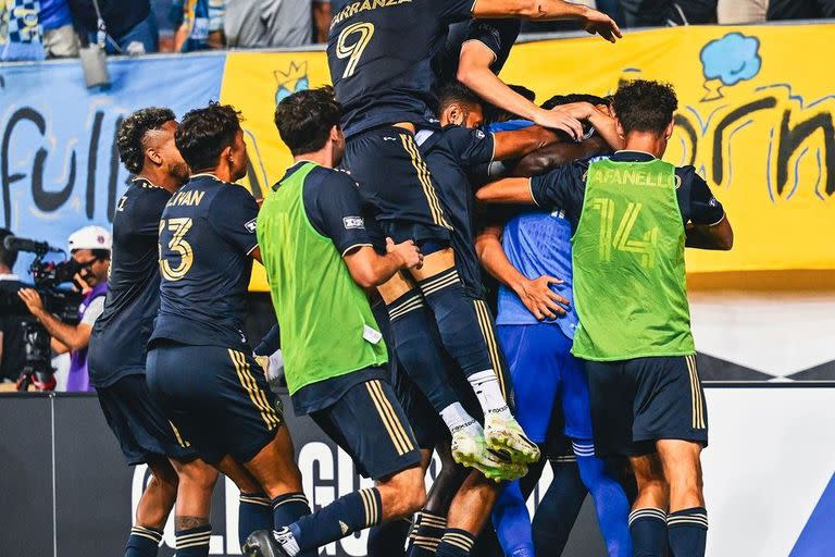 Julián Carranza se trepa a la montonera de futbolistas de Philadelphia Unions, que festejan la clasificación a las semifinales de la Leagues Cup