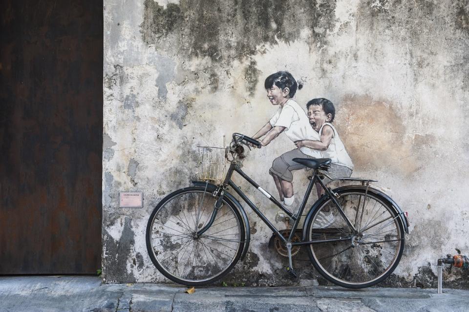 ▲喬治市知名壁畫「Children on a Bicycle」，結合了平面繪畫和現實實物。（圖/檳城旅遊局）