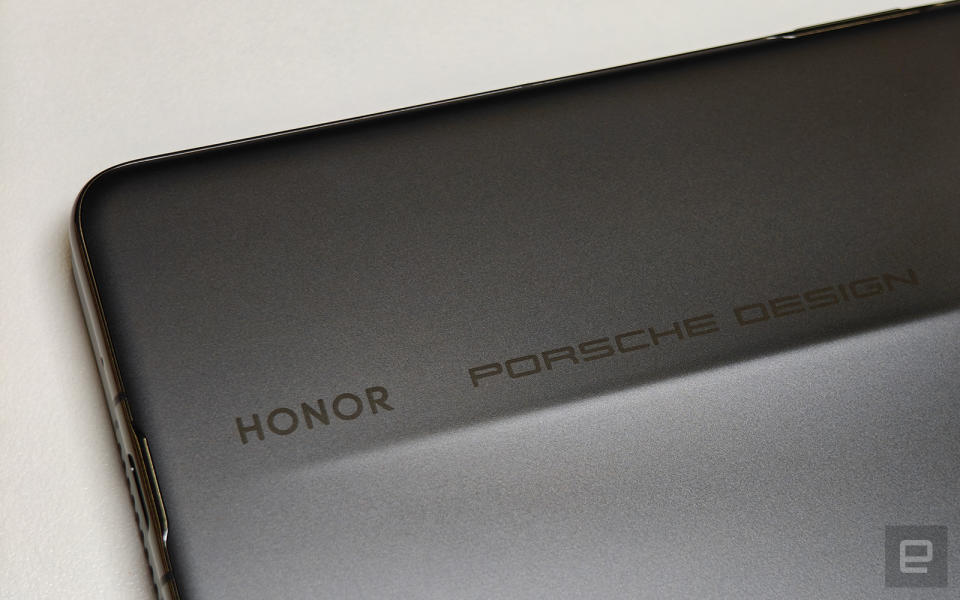 <p>A close-up of the logos above the flyline on the back of the device.</p>
