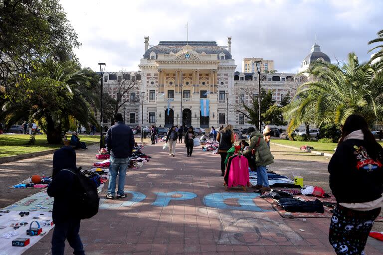 Los manteros coparon la Plaza San Martín